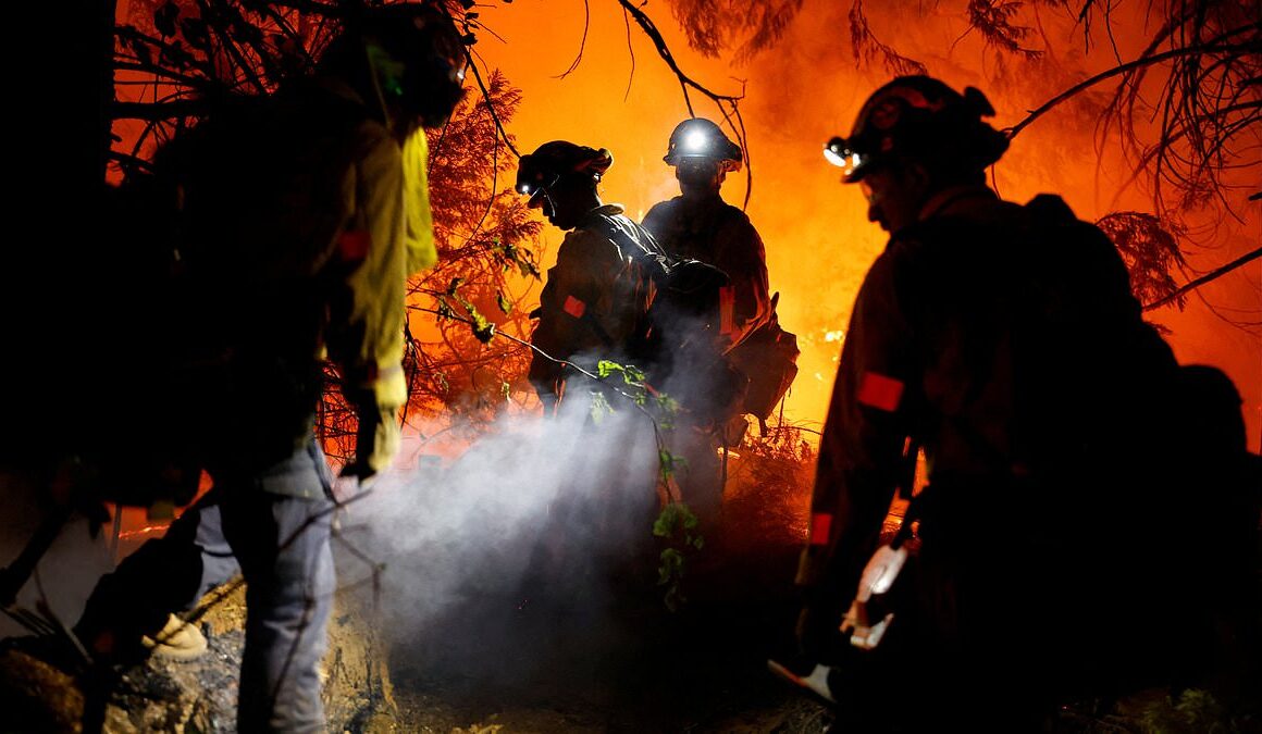 Huge California wildfire tears through 5,000 acres an hour as maps show town of Paradise may be engulfed once more as 4,000 firefighters battle against high winds and temperatures