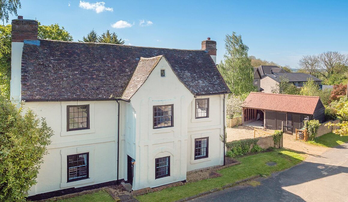 An absolute steal! Former coaching inn where highwayman Dick Turpin stayed goes on sale for £700k