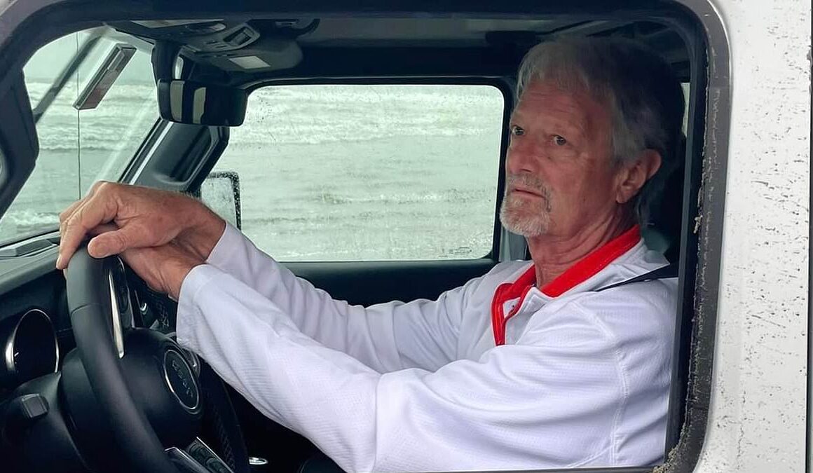 Cruel Jeep driver deliberately ‘massacres’ 25 seagulls by mowing them down on a Washington beach, leaving one of the doomed birds jammed in SUV’s grill