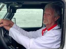 Cruel Jeep driver deliberately ‘massacres’ 25 seagulls by mowing them down on a Washington beach, leaving one of the doomed birds jammed in SUV’s grill