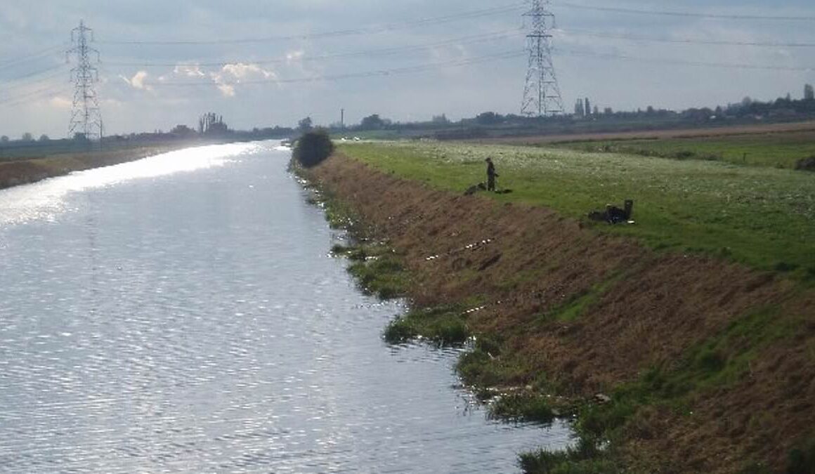 Specialist divers from the Met Police join hunt for teenager who is still missing after his canoe capsized near King’s Lynn