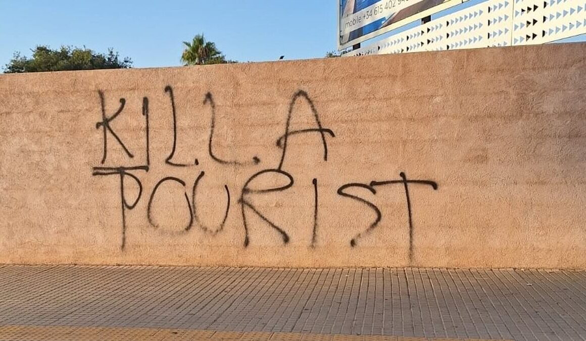 Anti-holidaymaker protests escalate in sinister turn as ‘kill a tourist’ graffiti appears on wall in Majorca