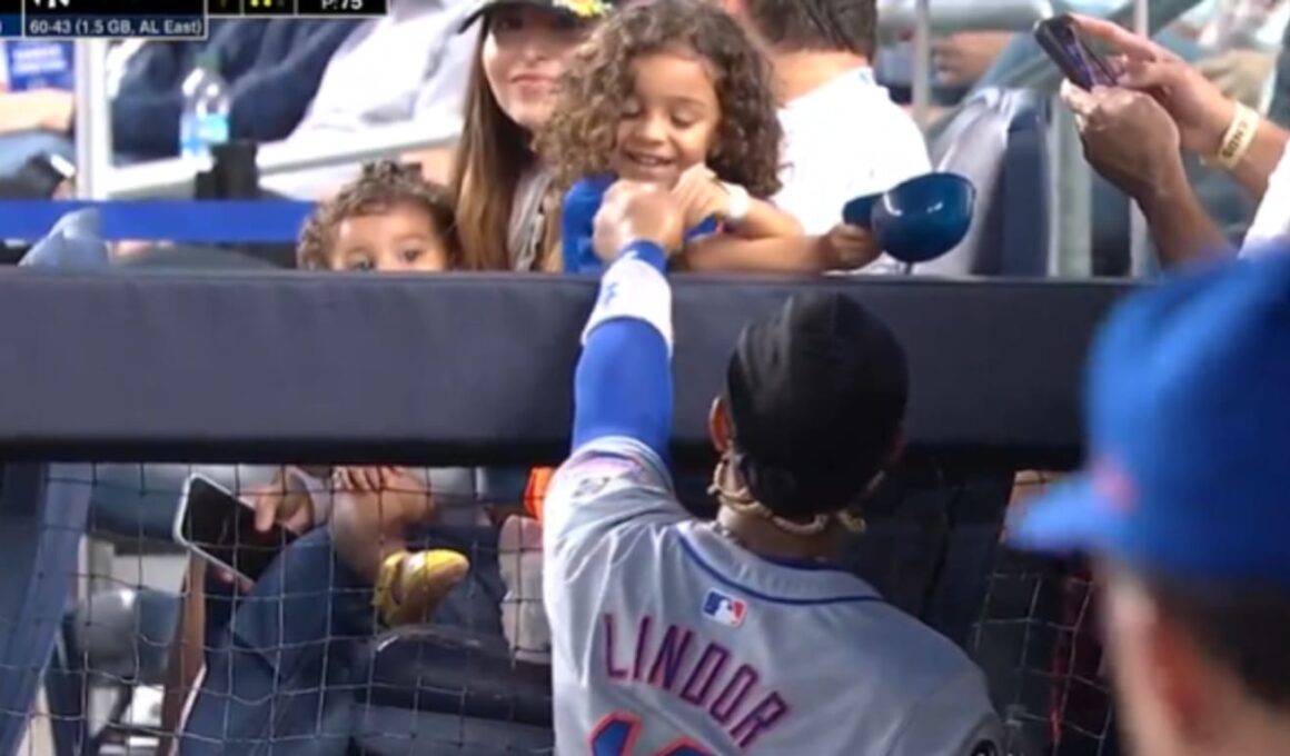 ‘Daddy’s got to work’: Lindor cherishes dugout moment with daughters’Daddy’s got to work’: Lindor cherishes dugout moment with daughters