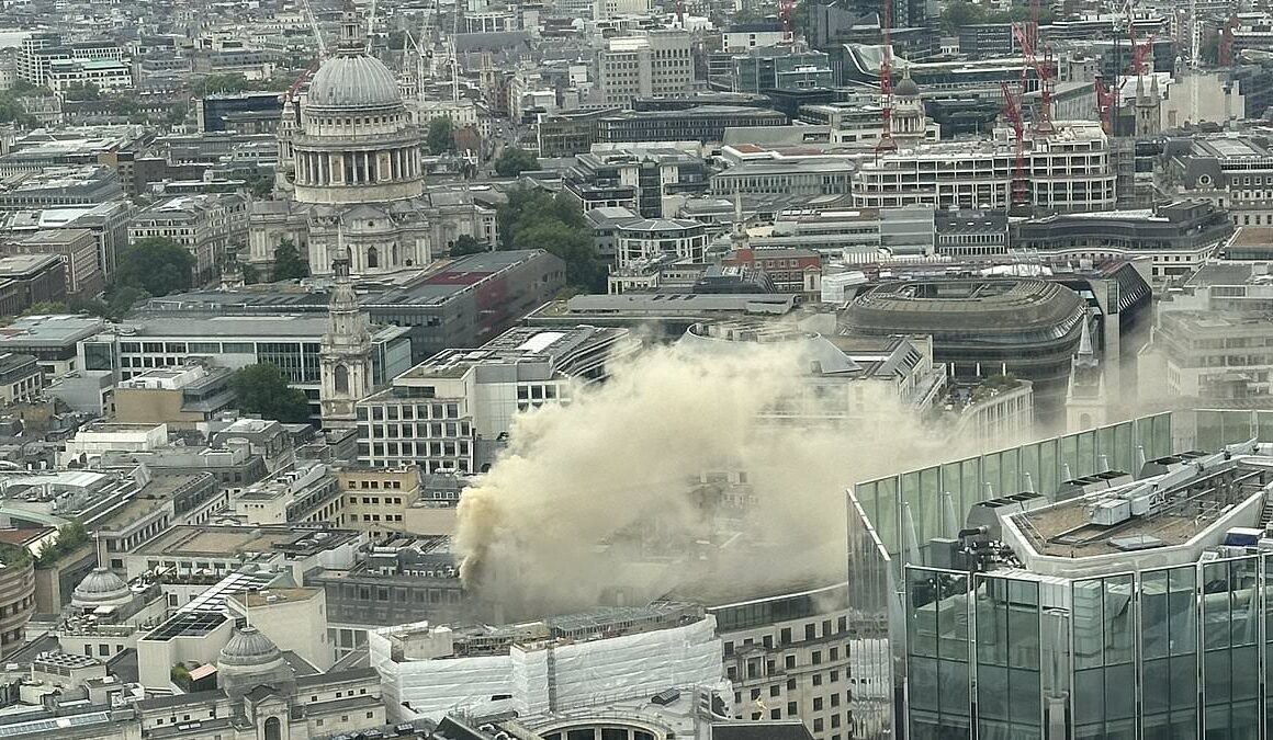 Evacuation in City of London as restaurant kitchen beneath offices catch fire, causing four engines and 25 firefighters to rush to the scene to battle blaze