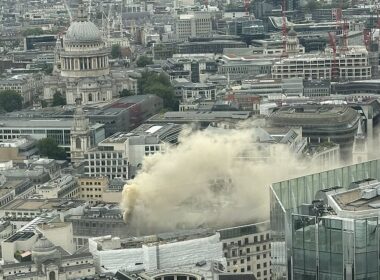 Evacuation in City of London as restaurant kitchen beneath offices catch fire, causing four engines and 25 firefighters to rush to the scene to battle blaze