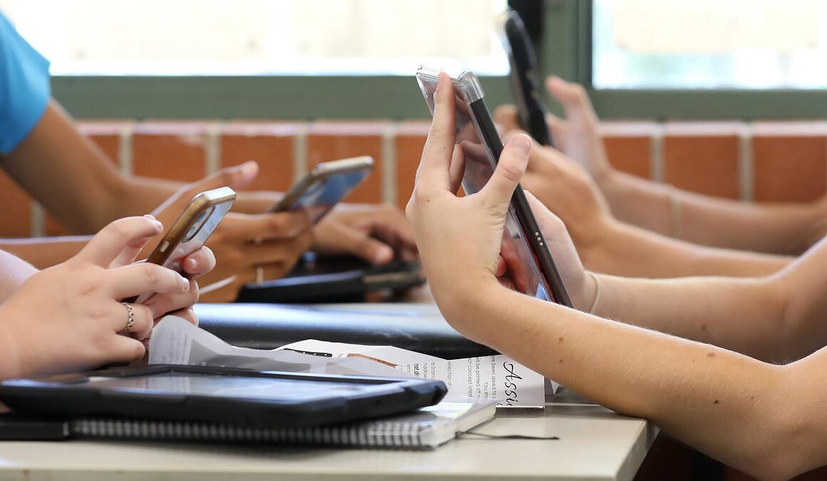 SNP cannot ban mobiles from classrooms…because THEY failed in pledge to give device to every pupil