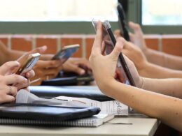 SNP cannot ban mobiles from classrooms…because THEY failed in pledge to give device to every pupil