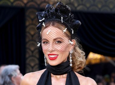 Kate Beckinsale Wore Headpiece By Designer Who Ended Up Being Her Former Classmate