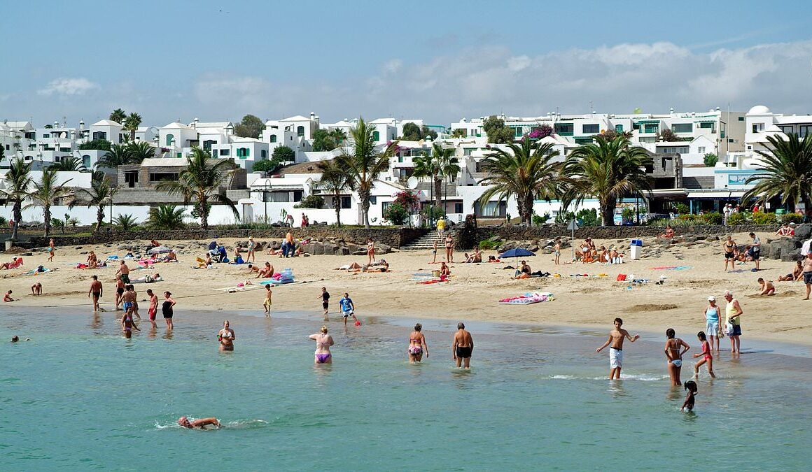 BREAKING NEWSBritish woman, 45, dies in suspected drowning on Lanzarote beach during family holiday