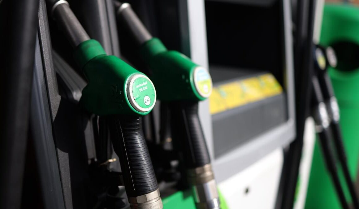 Drivers fleeced by petrol bosses to the tune of £1.6bn as forecourts fail to pass on drop in oil prices, report finds