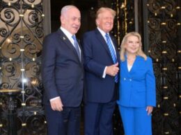 Netanyahu Meets Trump, Presents Him with Photo of Child Hostage