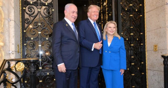 Netanyahu Meets Trump, Presents Him with Photo of Child Hostage