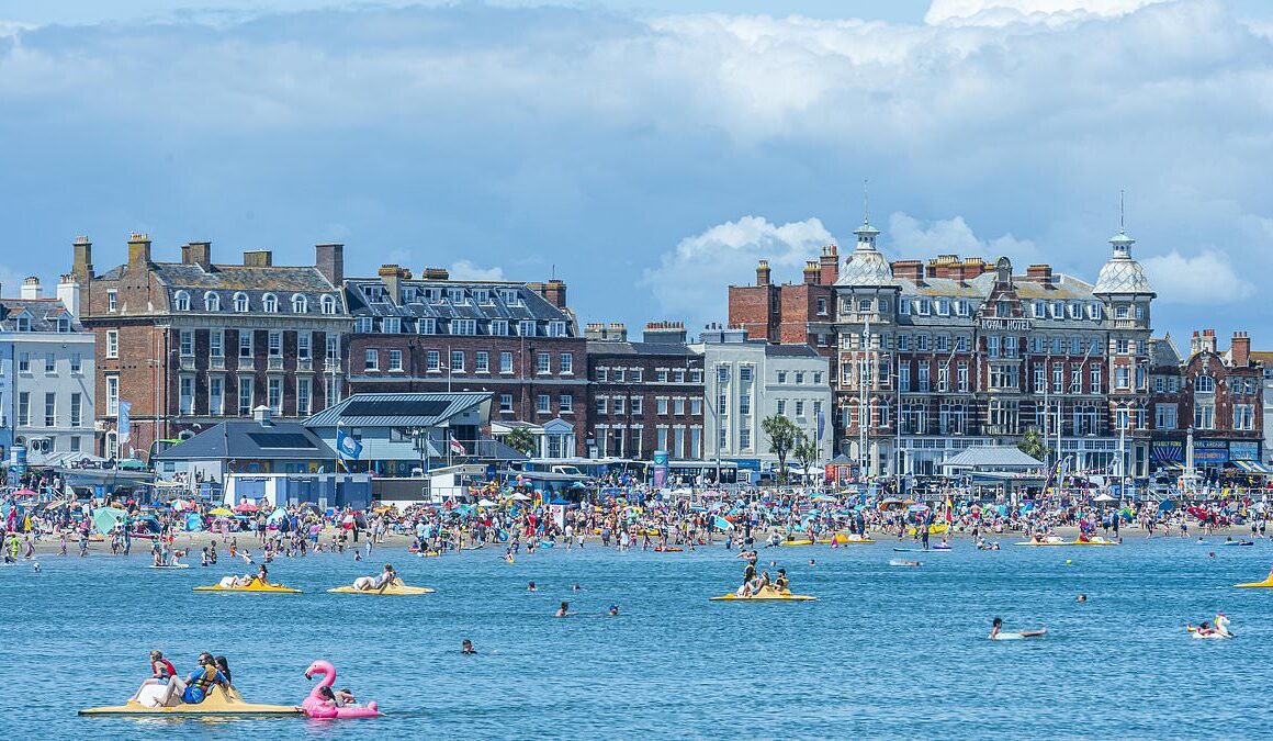 It’s going to be a scorcher! Sunseekers to pack out beaches, parks and beauty spots as temperatures set to soar to 30C today – with heatwave continuing into next week