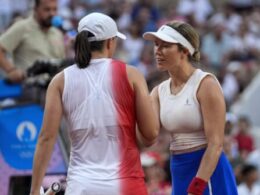 Iga Swiatek gets hit by a ball at Olympic tennis and is called insincere by Danielle Collins