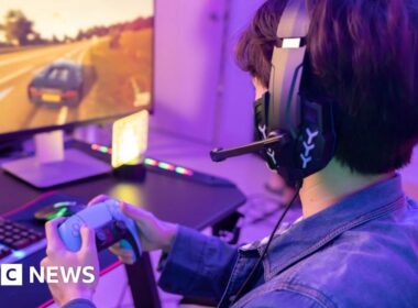 Video games strike rumbles on in row over AI