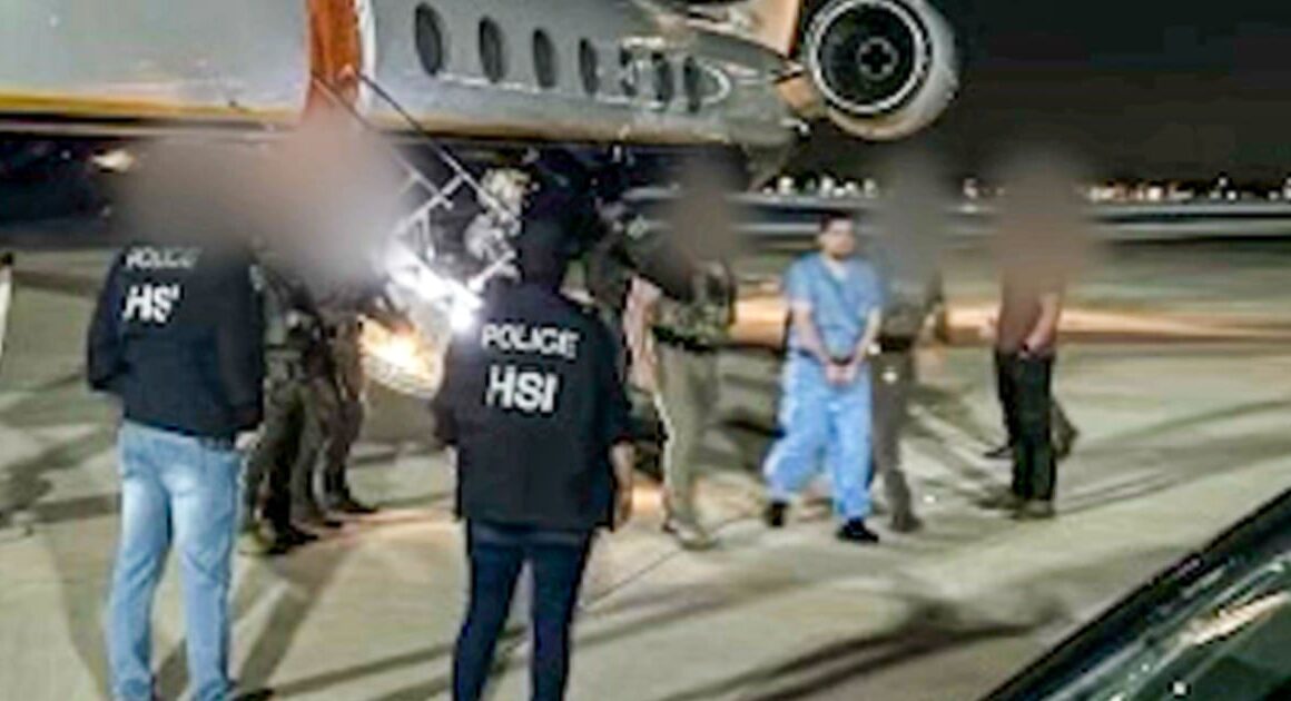 Did one Mexican drug lord trick or force another into boarding a plane to Texas to be arrested?