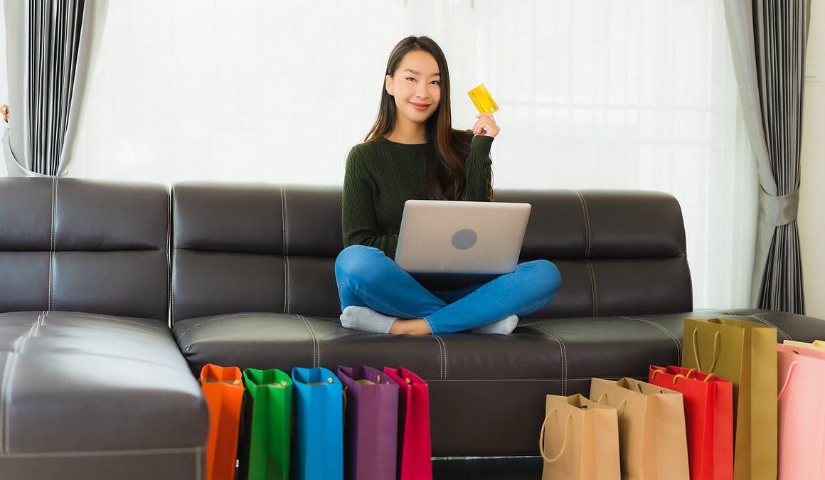 Shoppers who own cats or dogs are more impulsive when it comes to retail therapy, research suggests