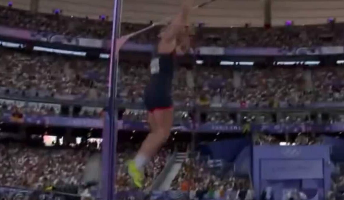 Team GB’s Holly Bradshaw nearly lands on a cameraman as she crashes out the pole vault with disastrous jump