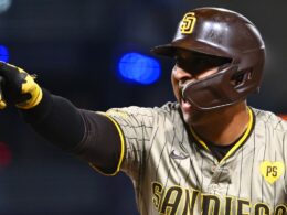 Padres soak Bucs after long delay to climb in West, Wild racesPadres soak Bucs after long delay to climb in West, Wild races