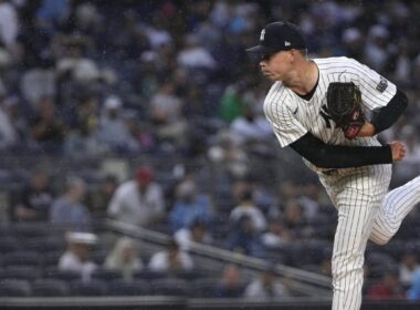 Warren stumbles as Yanks drop rain-soaked nightcapWarren stumbles as Yanks drop rain-soaked nightcap