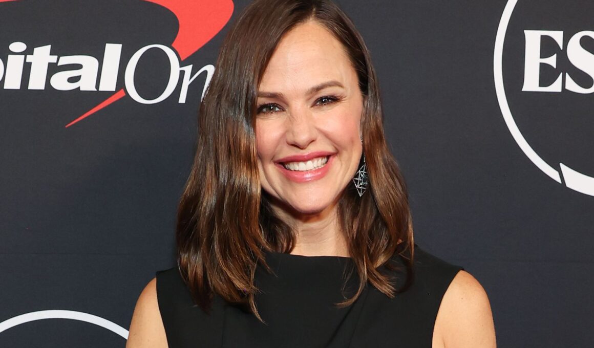 Jennifer Garner Got Stuck in an Elevator Wearing This Breezy Summertime Staple