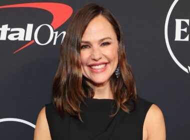 Jennifer Garner Got Stuck in an Elevator Wearing This Breezy Summertime Staple
