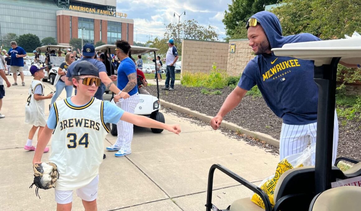 Brewers enjoy pregame snack with fans before dramatic winBrewers enjoy pregame snack with fans before dramatic win