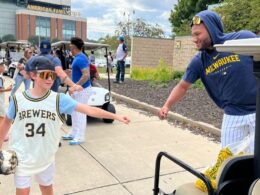 Brewers enjoy pregame snack with fans before dramatic winBrewers enjoy pregame snack with fans before dramatic win