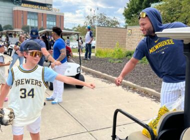Brewers enjoy pregame snack with fans before dramatic winBrewers enjoy pregame snack with fans before dramatic win