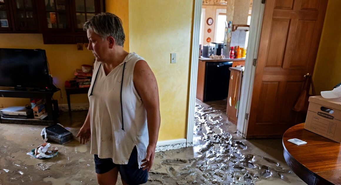 Debby’s aftermath leaves thousands in the dark; threatens more flooding in the Carolinas