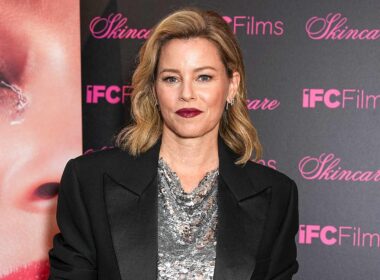 Elizabeth Banks Is Glowing from Head to Toe on the Skincare Premiere Red Carpet