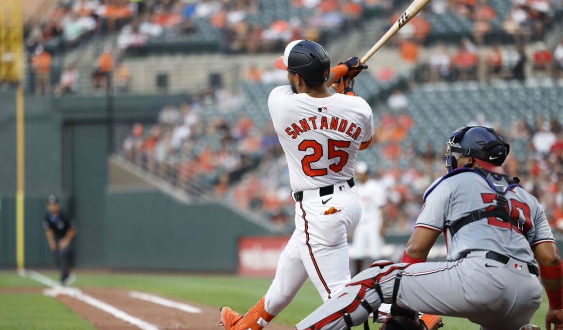 Switch-hitting Santander makes Orioles homer historySwitch-hitting Santander makes Orioles homer history