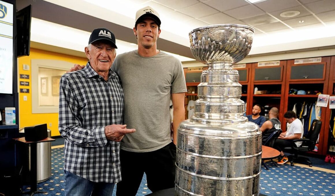 Surprise visitor in Brewers’ clubhouse: the Stanley CupSurprise visitor in Brewers’ clubhouse: the Stanley Cup