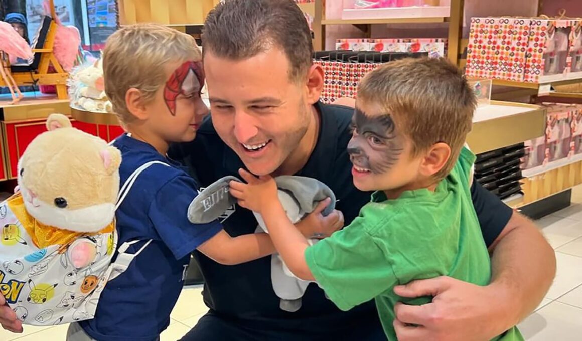 Rizzo gives back for his birthday, hosts kids at FAO SchwarzRizzo gives back for his birthday, hosts kids at FAO Schwarz