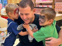 Rizzo gives back for his birthday, hosts kids at FAO SchwarzRizzo gives back for his birthday, hosts kids at FAO Schwarz