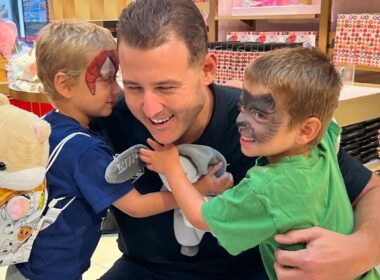 Rizzo gives back for his birthday, hosts kids at FAO SchwarzRizzo gives back for his birthday, hosts kids at FAO Schwarz