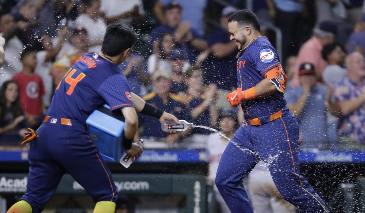 Diaz helps Astros overcome 4-error game with walk-off blastDiaz helps Astros overcome 4-error game with walk-off blast