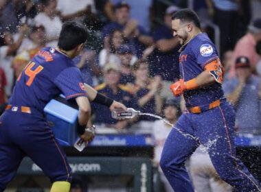 Diaz helps Astros overcome 4-error game with walk-off blastDiaz helps Astros overcome 4-error game with walk-off blast